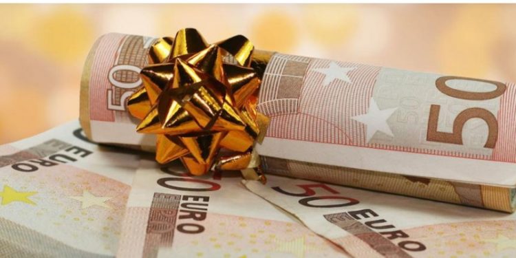 Alldaynews.gr Γιορτινός «μποναμάς»: Ποιοι θα μοιραστούν το κονδύλι των 2 δισ. ευρώ που ετοιμάζει η κυβέρνηση