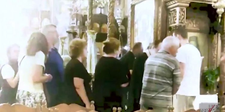 Alldaynews.gr Αττική: Στην εκκλησία δεν έχει Κορωνοϊό! Συνωστισμός και έλλειψη μέτρων ασφαλείας (pics, video)
