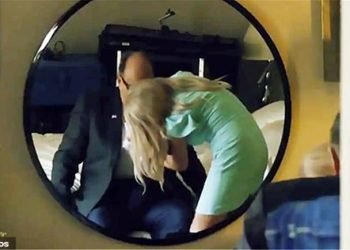 ΗΠΑ: Σκάνδαλο με σύμβουλο του Τραμπ – Άγγιζε τα γεννητικά του όργανα μπροστά σε νεαρή δημοσιογράφο (pics)