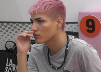 Πάλι τους ξέφυγε το πλάνο; Ο Θέμης με προκλητικό γυναικείο εσώρουχο![photo]