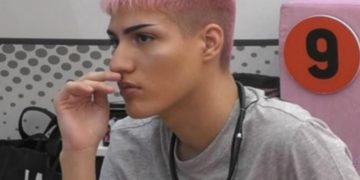 Πάλι τους ξέφυγε το πλάνο; Ο Θέμης με προκλητικό γυναικείο εσώρουχο![photo]