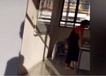 καθηγήτρια Υμηττός αρνητής μάσκας