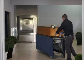 Κηδείες στην εποχή του κορονοϊού – Απίστευτα μέτρα και επιπλέον έξοδα για τους συγγενείς