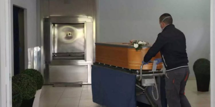 Κηδείες στην εποχή του κορονοϊού – Απίστευτα μέτρα και επιπλέον έξοδα για τους συγγενείς