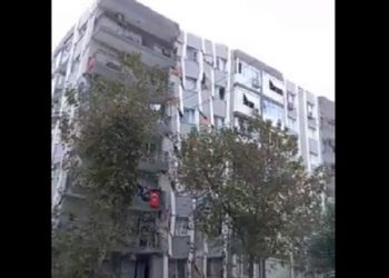 Σεισμός – Σμύρνη: Η στιγμή που κτίριο καταρρέει σαν τραπουλόχαρτο (Video)