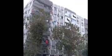 Alldaynews.gr Σεισμός – Σμύρνη: Η στιγμή που κτίριο καταρρέει σαν τραπουλόχαρτο (Video)