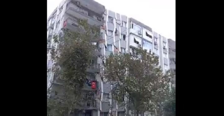 Alldaynews.gr Σεισμός – Σμύρνη: Η στιγμή που κτίριο καταρρέει σαν τραπουλόχαρτο (Video)