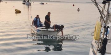 Βρήκαν πτώμα γυναίκας στη θάλασσα: Μάρτυρες την είδαν σε καφετέρια να πίνει μόνη της στενοχωρημένη – Της μίλησαν (pics)