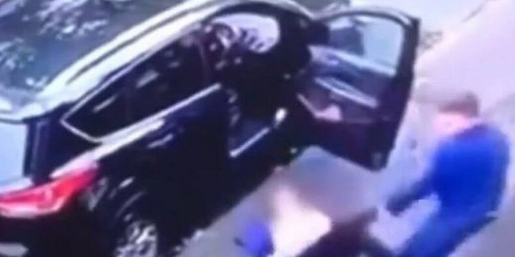 Alldaynews.gr Σοκαριστικό: Την έσυραν έξω από το αυτοκίνητο και έφυγαν! Στο δρόμο είδαν ότι υπήρχαν τρία παιδιά στα πίσω καθίσματα!