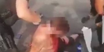 Alldaynews.gr Σοκαριστικό Βίντεο απο την ΕΛ.ΑΣ: Αστυνομικοί σώζουν μαχαιρωμένο οδηγό στην εθνική