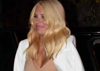 Η Ελένη Μενεγάκη στο  Μέγαρο μουσικής με ανοιχτό φερμουάρ στο παντελόνι![photos]