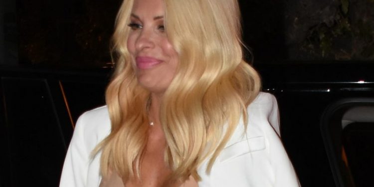 Η Ελένη Μενεγάκη στο  Μέγαρο μουσικής με ανοιχτό φερμουάρ στο παντελόνι![photos]