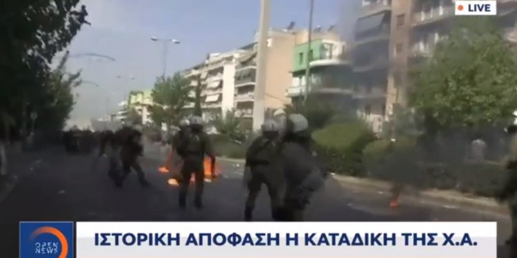 Alldaynews.gr Εφετείο: Επεισόδια με μολότοφ και χημικά διέλυσαν την μεγαλειώδη συγκέντρωση – Νερό υπό πίεση κατά διαδηλωτών (Videos)