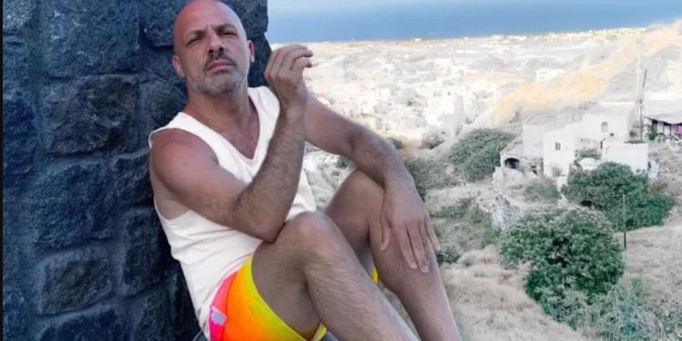 Μόνος ο Νίκος Μουτσινάς- Γιατί χώρισε με τον σύντροφό του