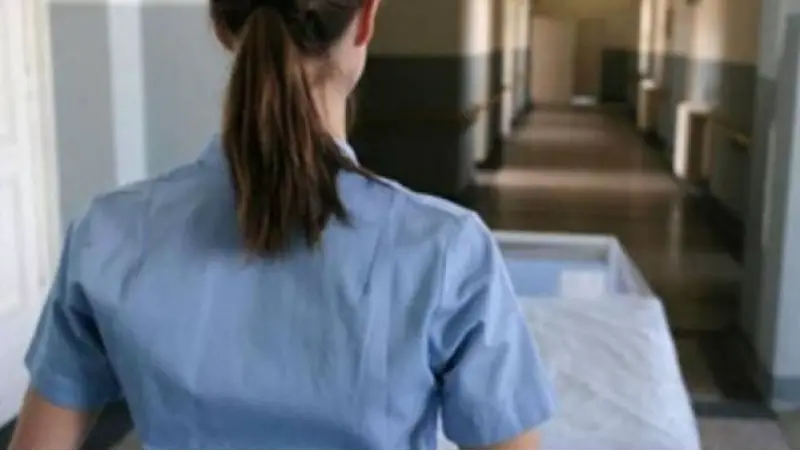 Σάλος στα social media με καυτές φωτογραφίες 30χρονης νοσοκόμας - Τι απαντά 26χρονη που φέρεται να εμπλέκεται