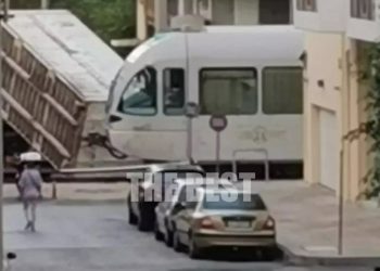 Νταλίκα έπεσε πάνω στον Προαστιακό! Το μεγάλο λάθος και ο τρόμος των επιβατών (video)