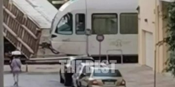 Alldaynews.gr Νταλίκα έπεσε πάνω στον Προαστιακό! Το μεγάλο λάθος και ο τρόμος των επιβατών (video)