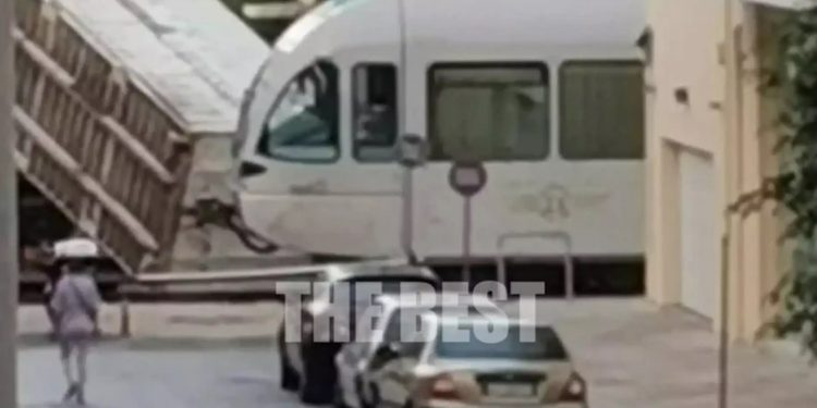 Alldaynews.gr Νταλίκα έπεσε πάνω στον Προαστιακό! Το μεγάλο λάθος και ο τρόμος των επιβατών (video)