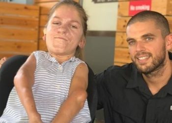 Τα κατάφεραν! Πάτησε την κορυφή του Ολύμπου κουβαλώντας στην πλάτη του 22χρονη φοιτήτρια με κινητικά προβλήματα (pics)