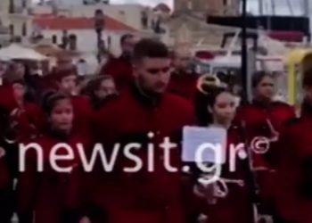 Παρέλαση δίχως μάσκες με μαθητές, ιερείς, γονείς και αστυνομικούς – Τι λέει το Υπουργείο Παιδείας (video)