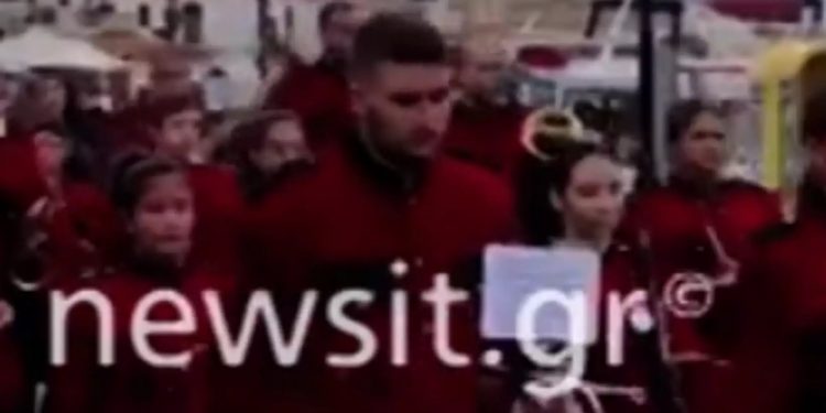 Παρέλαση δίχως μάσκες με μαθητές, ιερείς, γονείς και αστυνομικούς – Τι λέει το Υπουργείο Παιδείας (video)