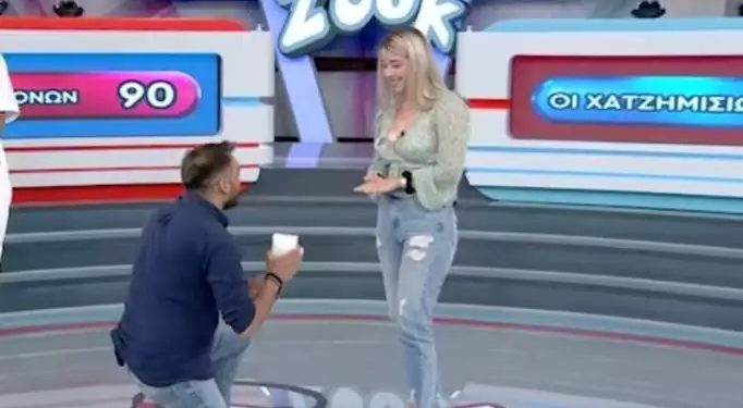 Alldaynews.gr Της έκανε πρόταση γάμου στο πλατό του Ρουκ Ζουκ – Ξέσπασε σε δάκρυα η παίκτρια