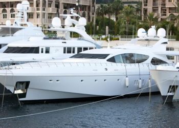 Έκρηξη σε θαλαμηγό στη Μαρίνα Ζέας-Υπάρχουν τραυματίες