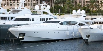 Alldaynews.gr Έκρηξη σε θαλαμηγό στη Μαρίνα Ζέας-Υπάρχουν τραυματίες