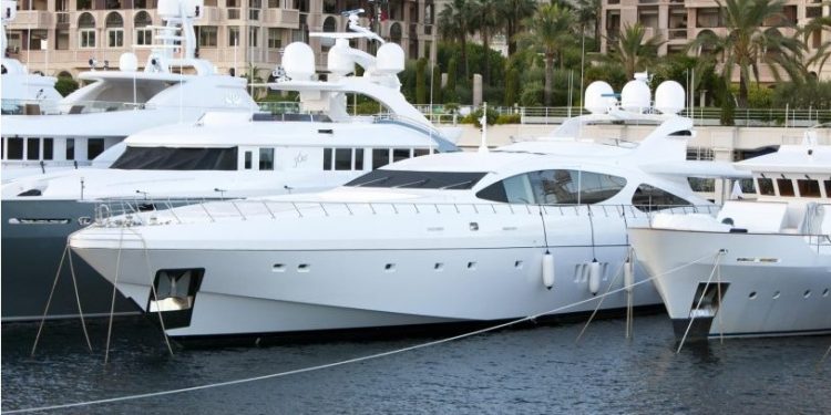 Alldaynews.gr Έκρηξη σε θαλαμηγό στη Μαρίνα Ζέας-Υπάρχουν τραυματίες