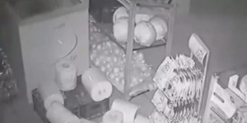 Θεσσαλονίκη: “Μπούκα” αυτοκινήτου σε κάβα! Δείτε τα όσα έγιναν στο βίντεο ντοκουμέντο