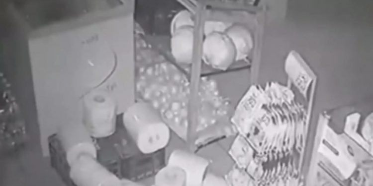 Θεσσαλονίκη: “Μπούκα” αυτοκινήτου σε κάβα! Δείτε τα όσα έγιναν στο βίντεο ντοκουμέντο