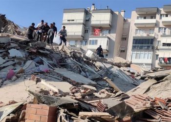 Τουρκία: Τσουνάμι στα παράλια στη Σμύρνη – Κατάρρευση κτηρίων και σύννεφα σκόνης (Video)