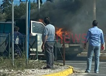 Κορωπί: Βαν τυλίχτηκε στις φλόγες (pic)