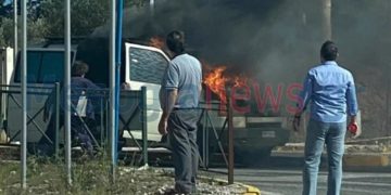Alldaynews.gr Κορωπί: Βαν τυλίχτηκε στις φλόγες (pic)