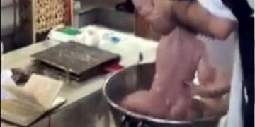 Alldaynews.gr Κύπρος: Ιερέας βάφτιζε το βρέφος και οι γονείς του φώναζαν «Σιγά το μωρό» (Σοκαριστικό Βίντεο)