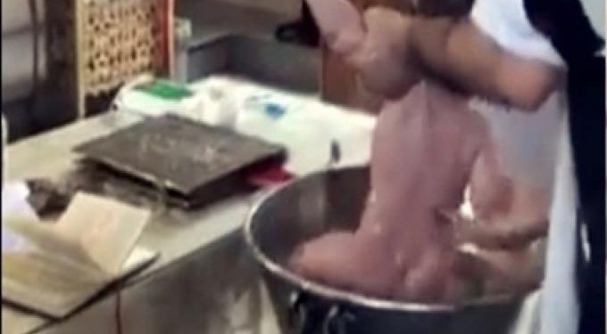 Alldaynews.gr Κύπρος: Ιερέας βάφτιζε το βρέφος και οι γονείς του φώναζαν «Σιγά το μωρό» (Σοκαριστικό Βίντεο)