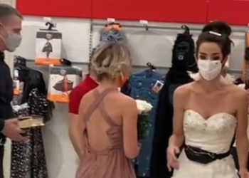 Νύφη πήγε με παππά και με κουμπάρα στη δουλειά του αρραβωνιαστικού της και ζήτησε γάμο επί τόπου! (video)