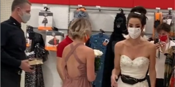 Alldaynews.gr Νύφη πήγε με παππά και με κουμπάρα στη δουλειά του αρραβωνιαστικού της και ζήτησε γάμο επί τόπου! (video)