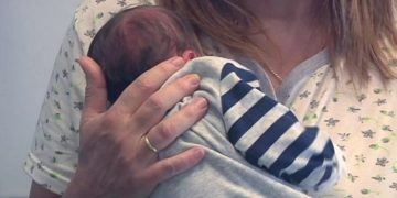 Alldaynews.gr βρέφος, μωρό, αγκαλιά