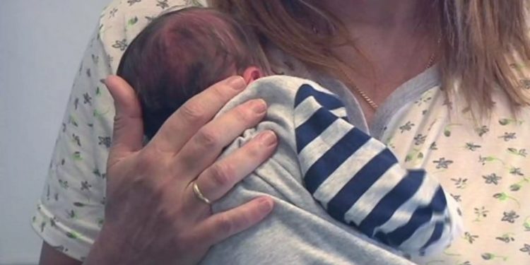 Alldaynews.gr βρέφος, μωρό, αγκαλιά