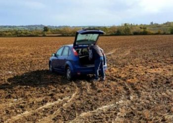 Ζευγάρι έψαχνε μέρος να κάνει σ3ξ στην ύπαιθρο και βρήκε ένα χωράφι – Κόλλησε όμως το αυτοκίνητο τους στις λάσπες