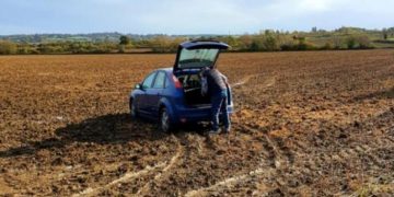 Alldaynews.gr Ζευγάρι έψαχνε μέρος να κάνει σ3ξ στην ύπαιθρο και βρήκε ένα χωράφι – Κόλλησε όμως το αυτοκίνητο τους στις λάσπες