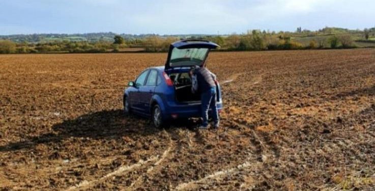 Alldaynews.gr Ζευγάρι έψαχνε μέρος να κάνει σ3ξ στην ύπαιθρο και βρήκε ένα χωράφι – Κόλλησε όμως το αυτοκίνητο τους στις λάσπες
