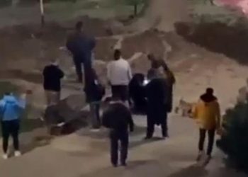 Καρδίτσα: Βίαιη σύλληψη νεαρής στην πλατεία Λάππα σε έλεγχο για τη χρήση μάσκας (video)