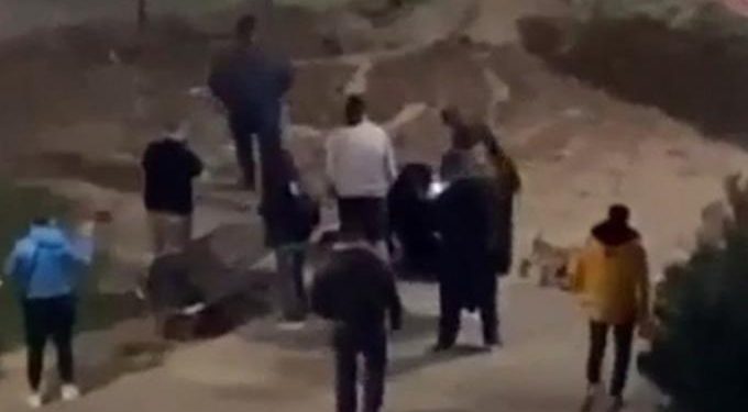 Alldaynews.gr Καρδίτσα: Βίαιη σύλληψη νεαρής στην πλατεία Λάππα σε έλεγχο για τη χρήση μάσκας (video)