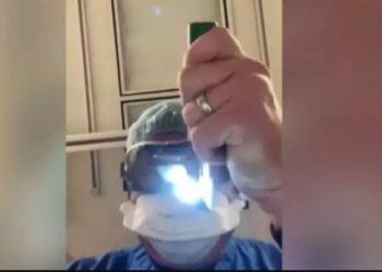 “Εύχομαι οι τελευταίες σου στιγμές να μην είναι έτσι”: Συγκλονίζει γιατρός από ΜΕΘ COVID-19