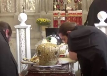 Έβγαζαν την μάσκα τους να προσκυνήσουν την σορό του Μητροπολίτη Λαγκαδά που πέθανε από κορονοϊό![video]