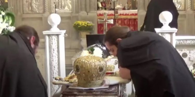 Έβγαζαν την μάσκα τους να προσκυνήσουν την σορό του Μητροπολίτη Λαγκαδά που πέθανε από κορονοϊό![video]