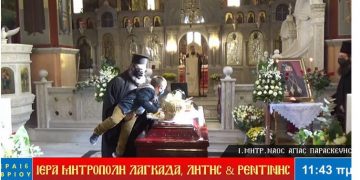 Πλήρη ανευθυνότητα; Παιδάκι φιλάει το φέρετρο του Μητροπολίτη Λαγκαδά που πέθανε από κορωνοϊό![video]