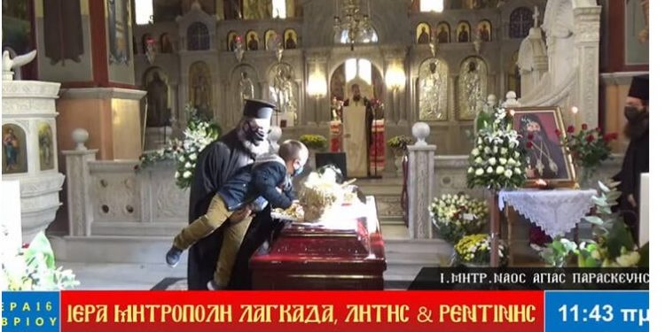 Πλήρη ανευθυνότητα; Παιδάκι φιλάει το φέρετρο του Μητροπολίτη Λαγκαδά που πέθανε από κορωνοϊό![video]